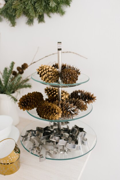 Foto sparren en dennen shiggs op een glazen plaat en metalen vormen voor kerstkoekjes