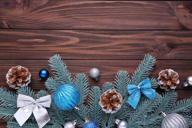 Sparrentakken met Kerstmisdecoratie op een bruine achtergrond