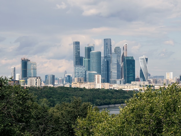 Photo sparrow hills or vorobyovy gory. central area of moscow. view of the moscow international business center