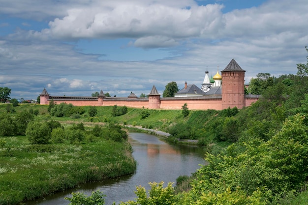 Spaso Evfimiev-klooster aan de oever van de Kamenka-rivier op een zomerdag Suzdal Vladimir regio Rusland