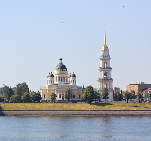 Spaso-Preobrazhensky Kathedraal in de stad van Rybinsk op de Volga rivier in de lente, Rusland.