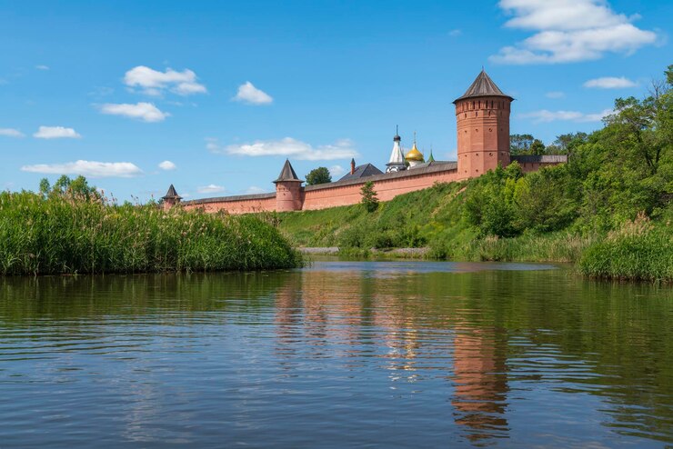SpasoEvfimiev klooster aan de rivier de Kamenka op een zonnige zomerdag Suzdal Vladimir regio Rusland