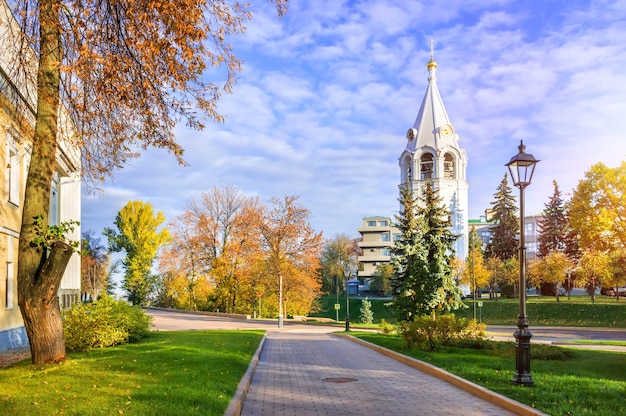 Campanile spasskaya alla luce della mattina d'autunno nizhny novgorod cremlino nizhny novgorod