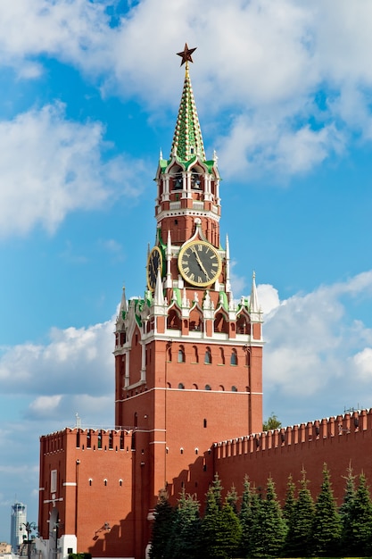 Spasskaya-toren op het Rode plein in de stad Moskou