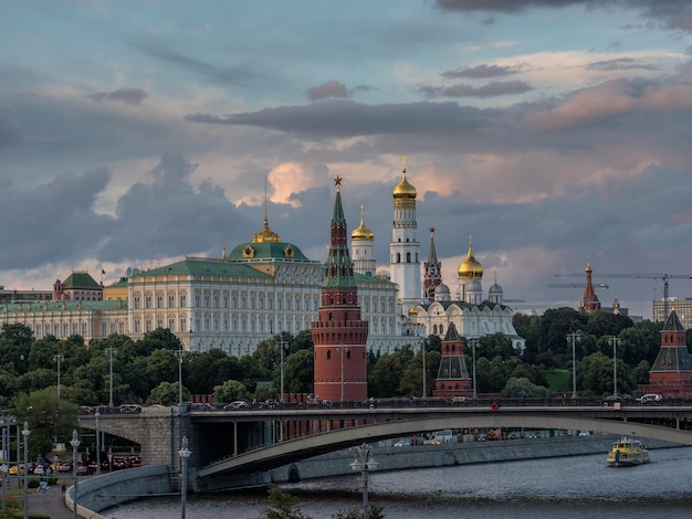 Фото Спасская башня у реки москва на фоне облачного неба