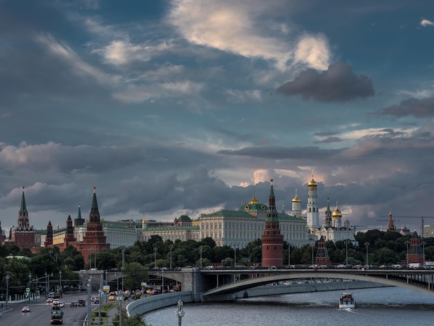 Фото Спасская башня у реки москва на фоне облачного неба