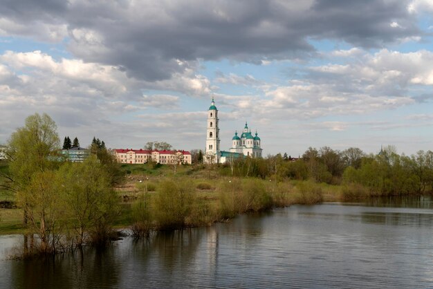 화창한 봄날 Yelabuga Tatarstan Russia의 토이마 강에서 Spassky 대성당