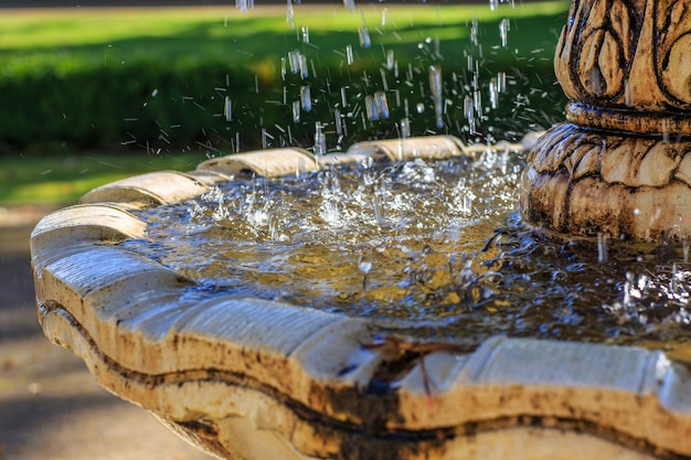 Spatten en druppels van stromend water in een fontein close-up