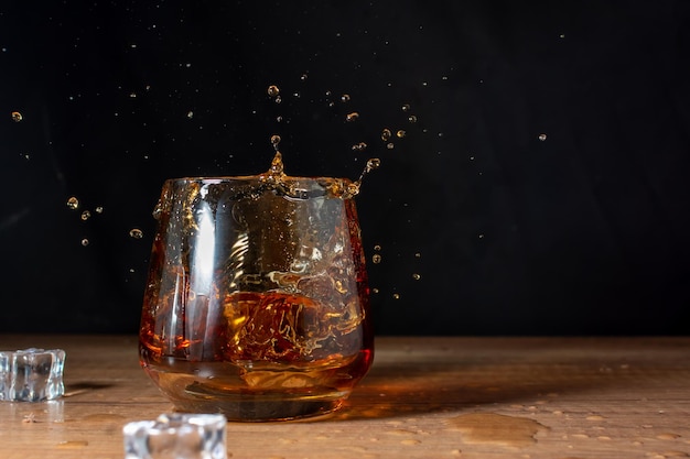 Spatten ijs in een glas cognac