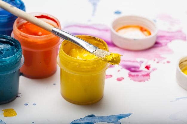 spatten van aquarelverf en verfbenodigdheden