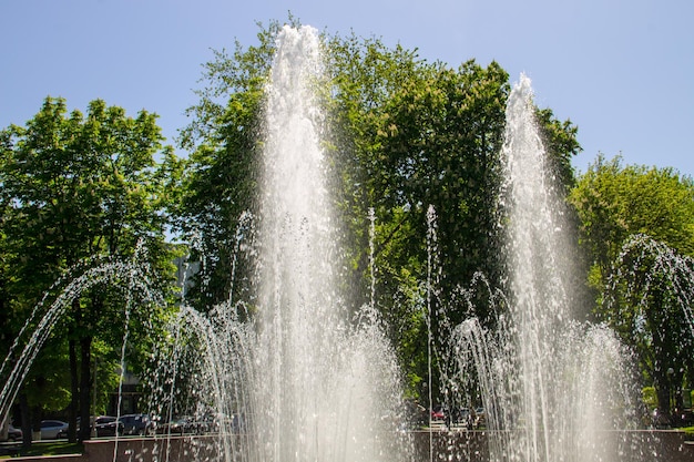Spatten van fonteinwater in stadspark