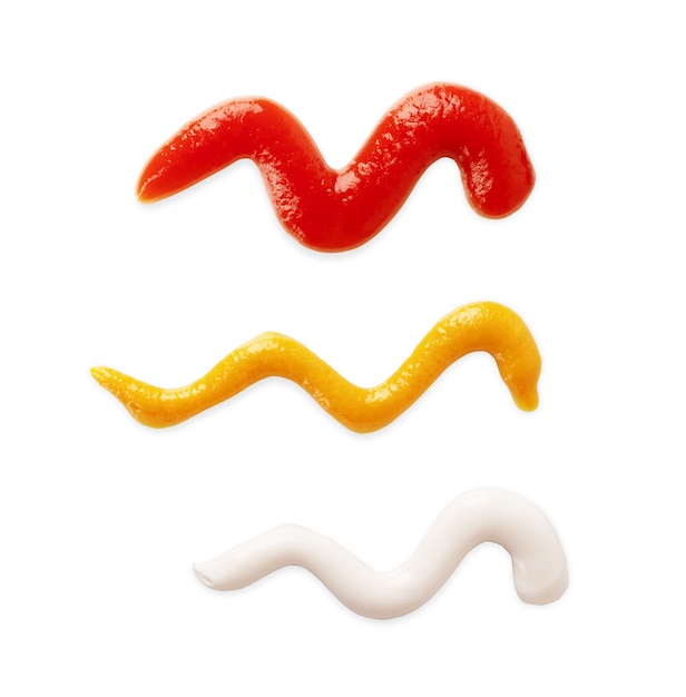 Spatten van tomatenketchup, mayonaise en mosterd geïsoleerd op een witte achtergrond, bovenaanzicht