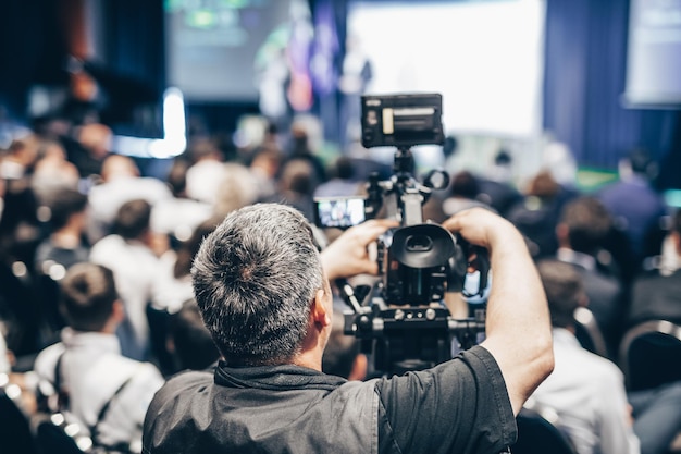 写真 ビジネスイベントの会議室で講演をしているスピーカー 認識できない人々の後ろの景色