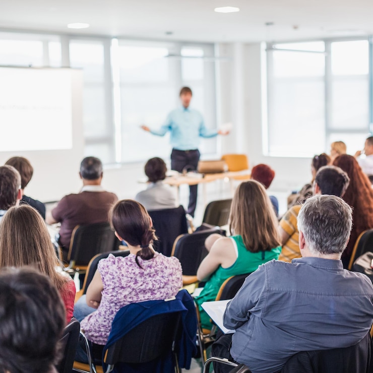 Photo speaker giving presentation on business conference