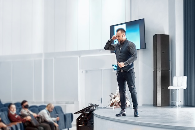 Photo speaker giving a talk in conference hall at business event