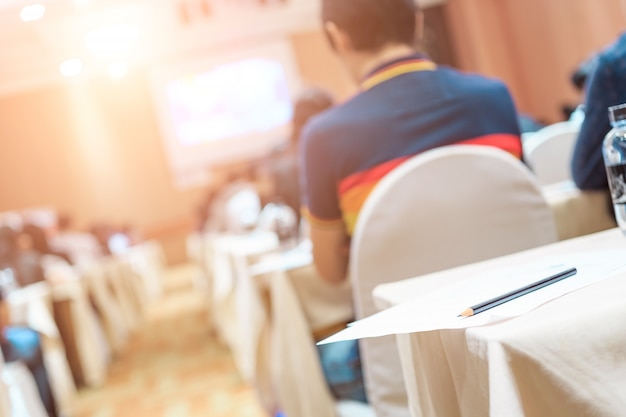 Foto altoparlanti sul palco con vista posteriore del pubblico nella sala delle conferenze