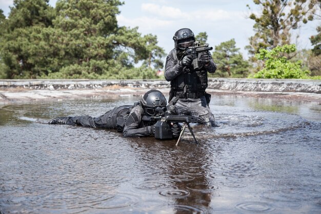 Spec ops politieagenten SWAT in het water