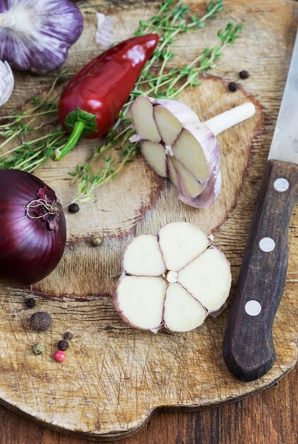 Specerijen en kruiden op een oude snijplank. Koken of pittig eten.