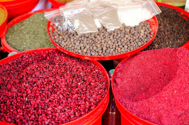 Specerijen op de markt in kleurrijke containers.