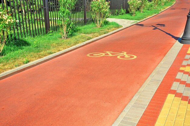 Speciaal fietspad voor vervoer aan de rand van de promenade