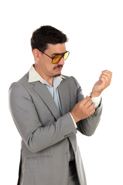 Специальный бизнесмен с винтажными очками и серым костюмом