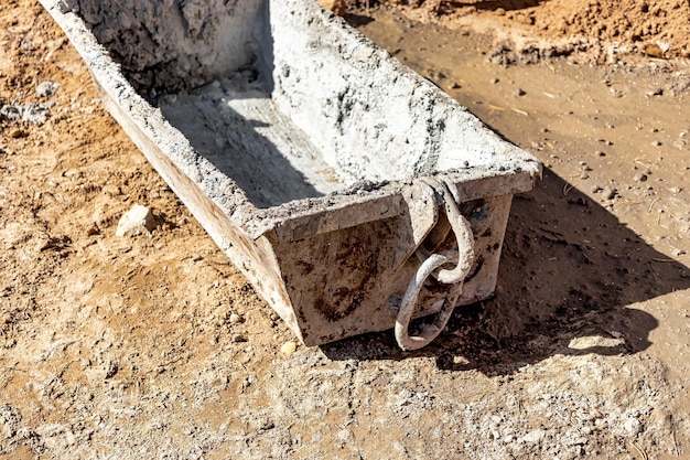 A special container in the form of a trough for supplying mortar or concrete at a construction site A device for delivering mortar by a crane to a height for brickwork