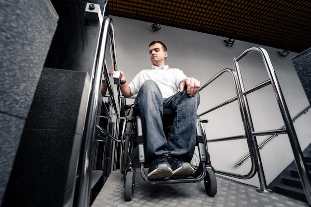 L'ascensore speciale per le persone con disabilità fisiche