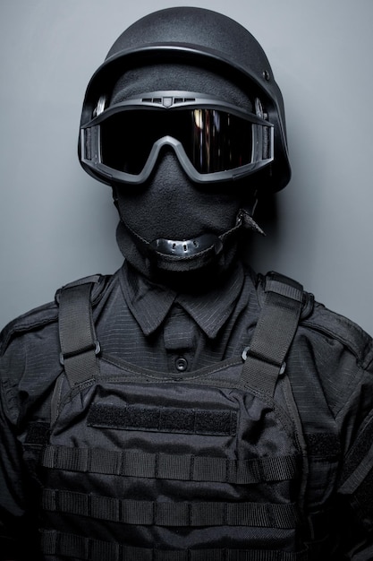 Special Forces in zwart uniform masker en kogelvrije vesten SWAT Veiligheidsbril voor tactische helm