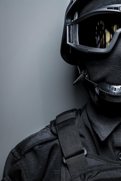 Special Forces in zwart uniform masker en kogelvrije vesten SWAT Veiligheidsbril voor tactische helm