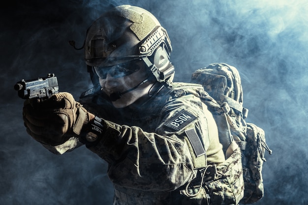 Special forces soldaat met geweer op donker