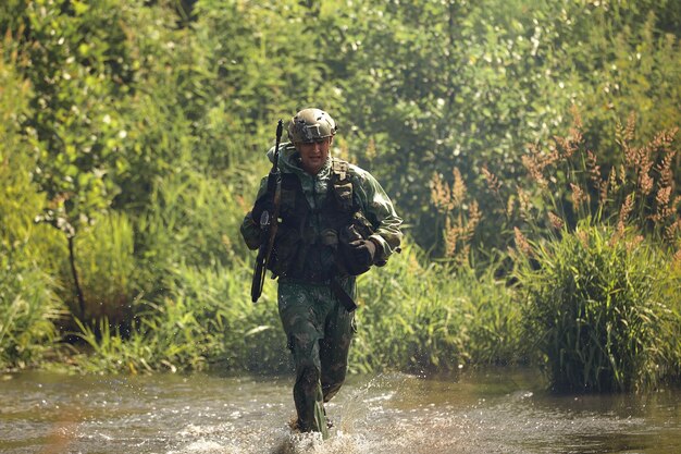 Special forces soldaat met wapen nemen deel aan militaire manoeuvre Oorlogslegertechnologie en mensenconcept