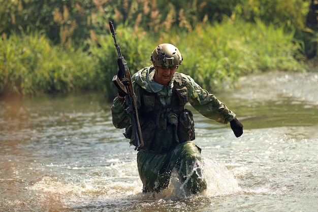 Special forces soldaat met wapen nemen deel aan militaire manoeuvre oorlogslegertechnologie en mensenconcept