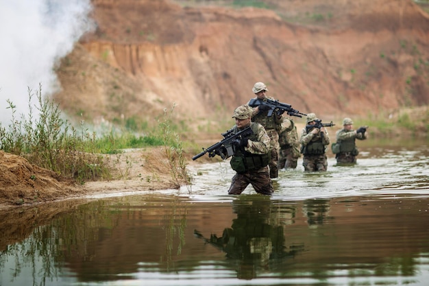 Foto i soldati delle forze speciali con l'arma prendono parte alla tecnologia dell'esercito di guerra di manovra militare e al concetto di persone