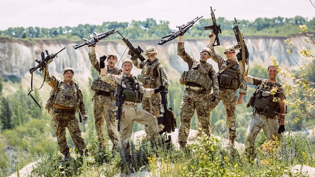 Foto i soldati delle forze speciali con l'arma prendono parte alla tecnologia dell'esercito di guerra di manovra militare e al concetto di persone