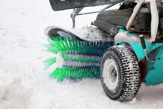 Macchina speciale per la rimozione della neve pulisce la strada. pulizia e pulizia delle strade