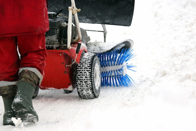 Специальная машина для уборки снега очищает дорогу