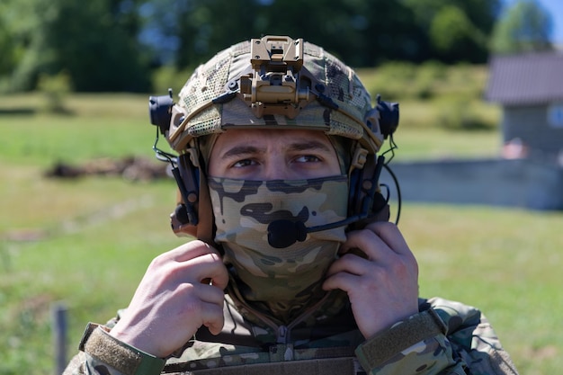 액션 전투를 위한 전술 및 통신 장비를 준비하는 특수 작전 군인 팀. 장거리 저격팀이 행동에 필요한 장비를 확인하고 있습니다.