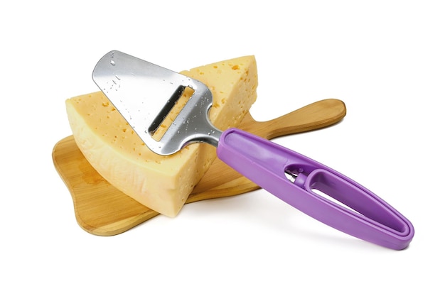 흰색 배경에 격리된 삼각형 치즈 조각에 치즈 조각을 자르기 위한 특수 도구