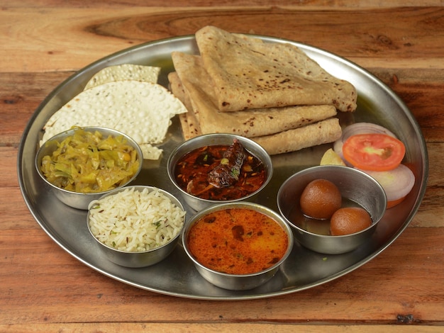 Специальное блюдо Veg Thali из индийской кухни состоит из разнообразных вегетарианских блюд, чечевицы, риса, сладких блюд, закусок и т. д.