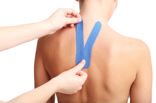 speciale fysiotape op gewonde rug op witte achtergrond