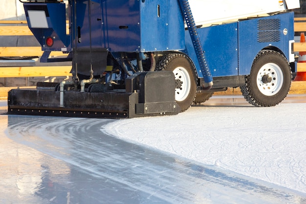 Speciale machine voor het reinigen van ijs op een ijsbaan op het werk. transportsector