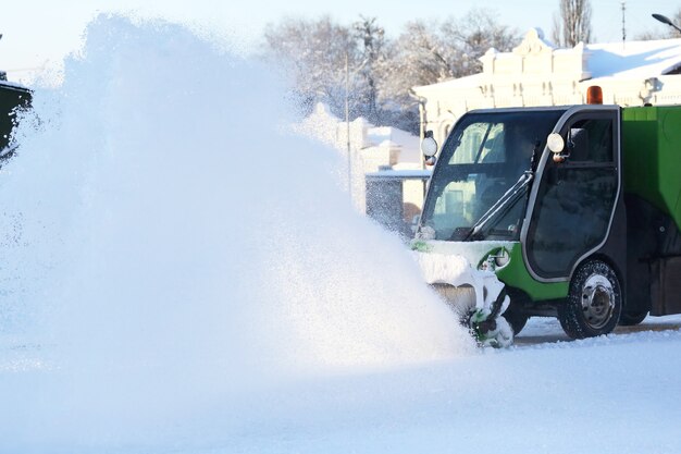 Speciale sneeuwmachine ruimt sneeuw op straat in de stad