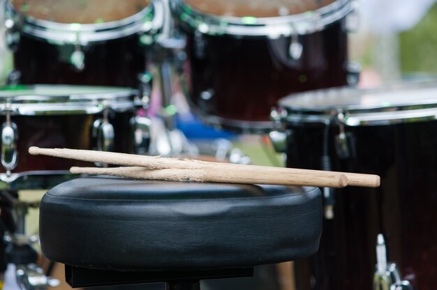 Speciale stokken voor muziek met drums op achtergrond