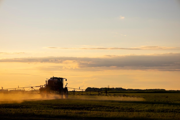 Speciale tractor voor de behandeling van gewassen tegen onkruid en ongedierte