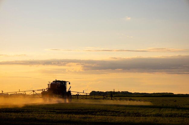 Speciale tractor voor de behandeling van velden tegen onkruid en plagen