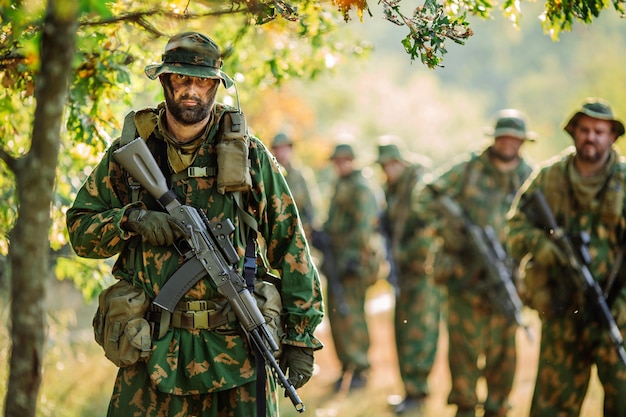 Speciale troepen van Russische soldaten tijdens de inval in het bos