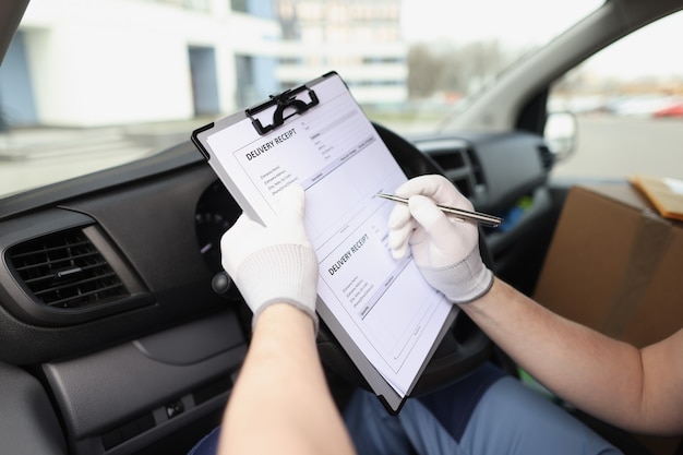 Foto corriere specializzato dalla consegna lavoro fatto