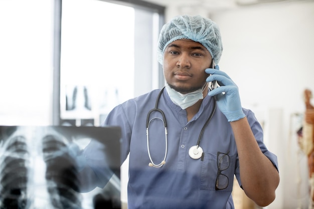 Specialist die de diagnose aan de telefoon uitlegt in het behandelcentrum