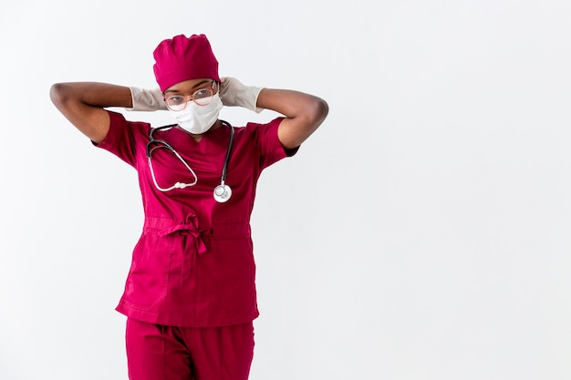 Photo specialist female doctor putting the mask