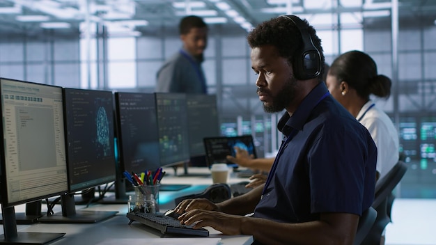 Specialist in neurale netwerken voor het monitoren van de prestaties van datacentra